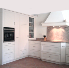 Einbauküche, weiß lackiert mit Marmorplatte