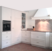 Einbauküche weiß lackiert mit Marmorplatte